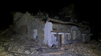 Вночі окупанти влучили ракетою у будівлю Дружківського палацу культури. Фото: Донецька ОВА