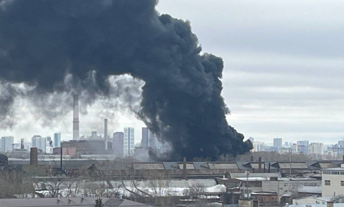 Сильна пожежа виникла на заводі «Уралмаш» у Росії. Фото: Shot