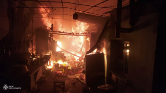 Пожар в частном секторе Херсона после обстрела РФ. Фото: ГСЧС