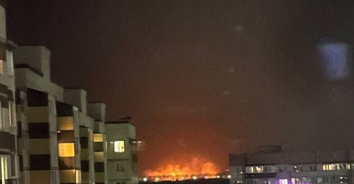 В Курске начался сильный пожар после атаки БПЛА