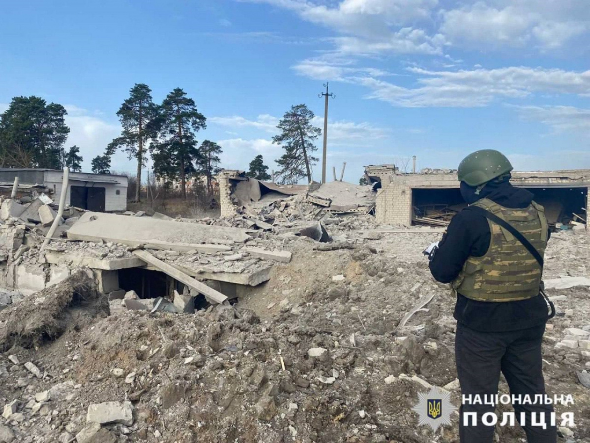 Разрушения в Харьковской области после авиаударов КАБами. Фото: Нацполиция