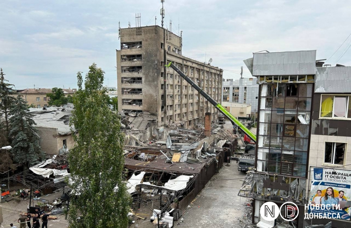 Вид RIA PIZZA після удару ракети Іскандер M у Краматорську 27 червня 2023 року. Фото: Новини Донбасу