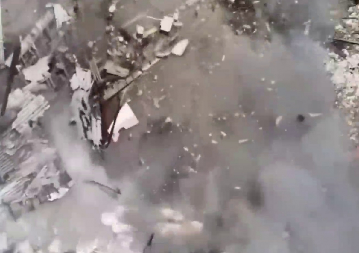 Укриття росіян розлетілося на тріски після атаки дрона. Фото: кадр із відео