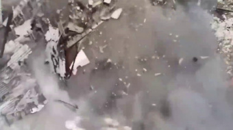Укрытие россиян разлетелось на щепки после атаки дрона. Фото: кадр из видео