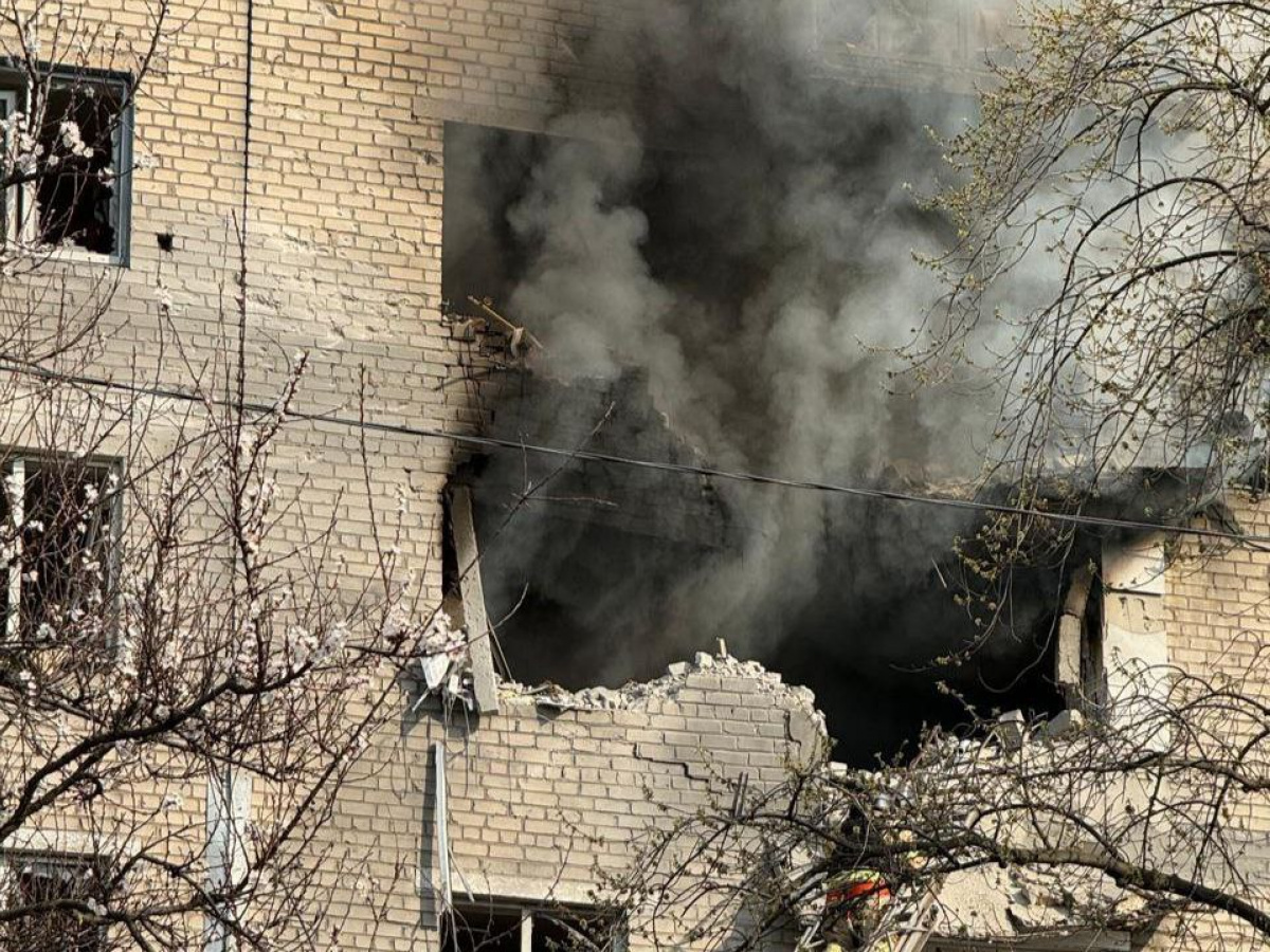 Войска РФ ударили по многоэтажке в Селидово: есть пострадавшие