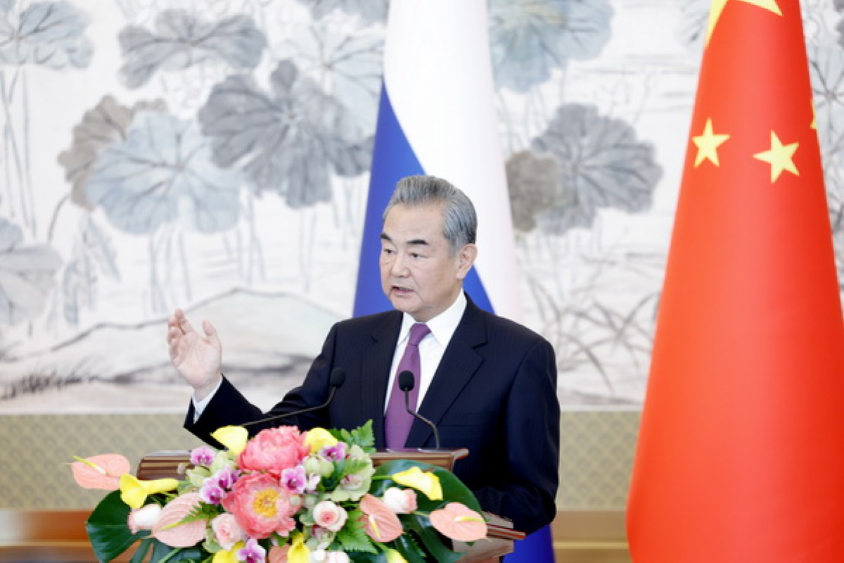 Министр иностранных дел Китая Ван И потребовал участия России в Саммите мира. Фото: МИД КНР