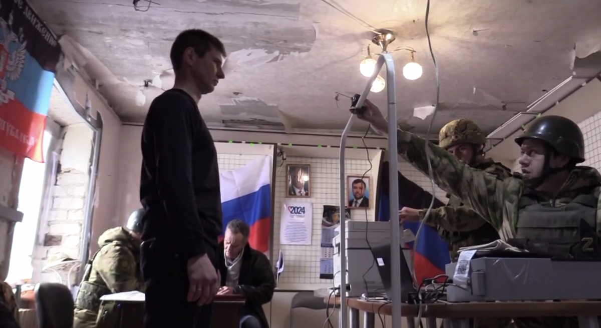 «Хочу в Советский Союз»: «ДНР» сняла на видео, как выдает российские паспорта жителям Авдеевки