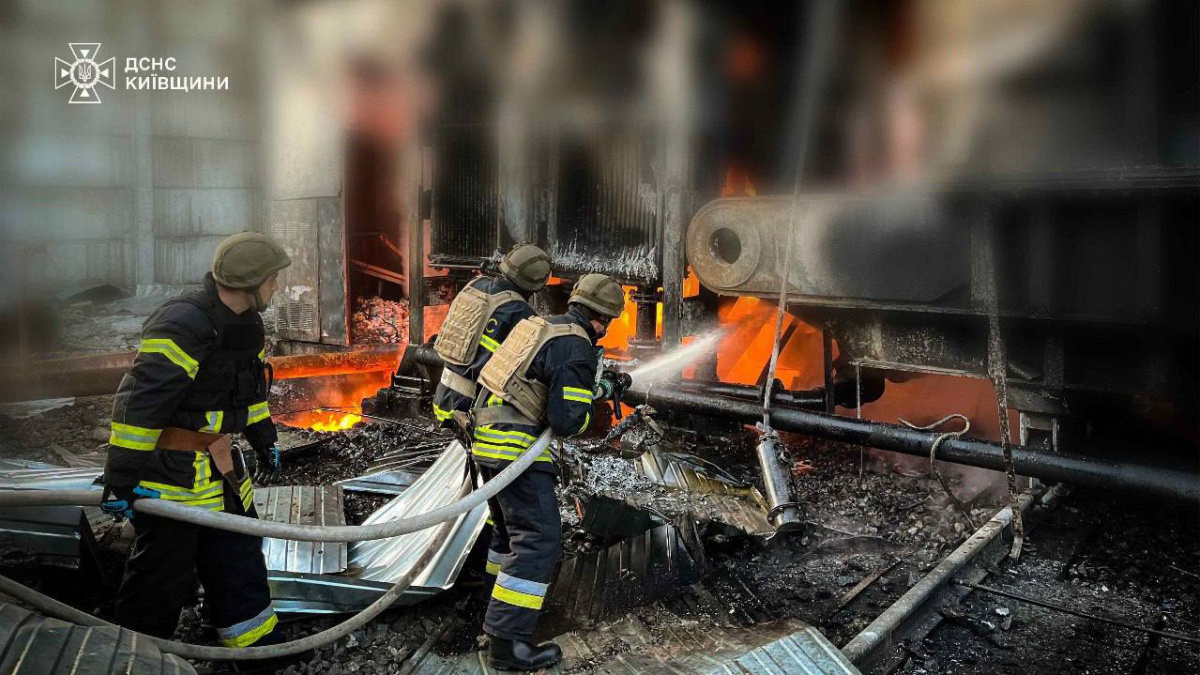 Рятувальна служба гасить пожежу на Трипільській ТЕС після російського удару. Фото: ДСНС України