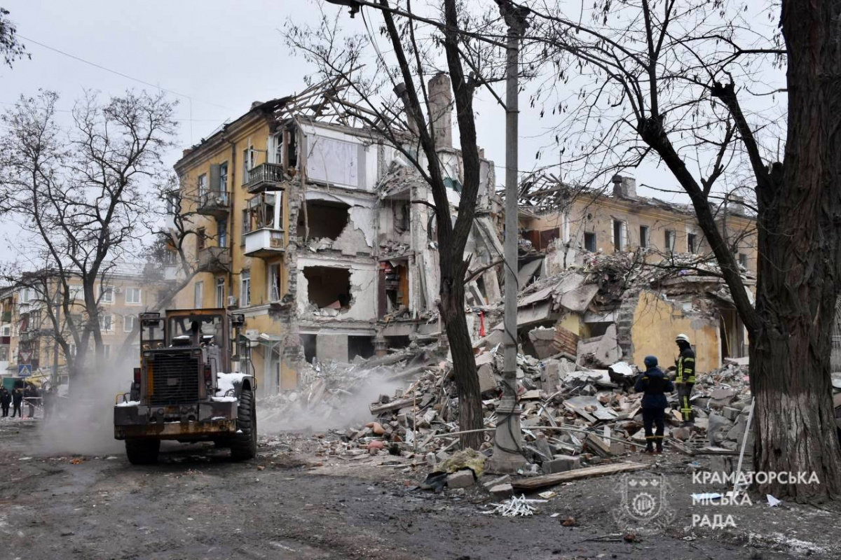В Краматорске жители разрушенного российской ракетой дома получают денежные сертификаты на новое жилье. Фото: Краматорская ГВА