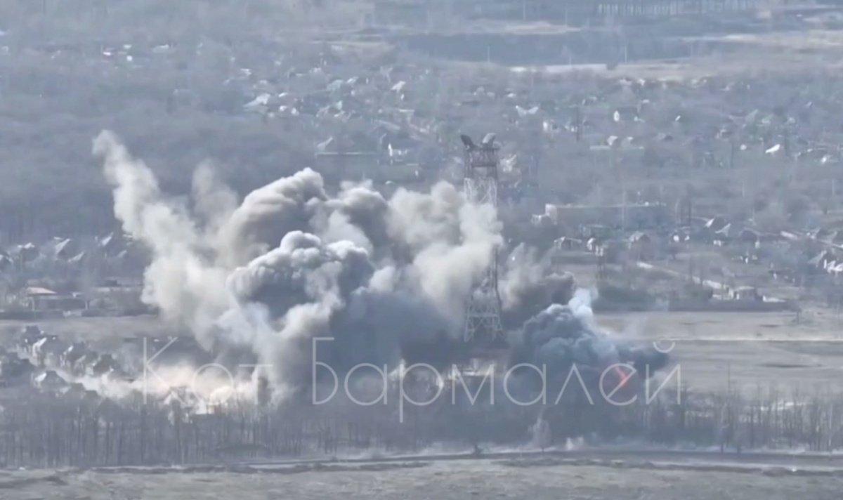 Разрушение Часов Яр: оккупанты наносят авиаудары. Фото: кадр из видео