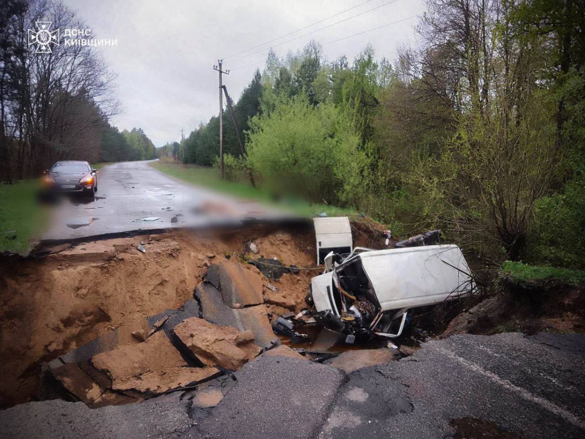 В Киевской области микроавтобус провалился под землю, два человека погибли, семеро получили тяжёлые травмы. Фото: ГСЧС в Киевской области 
