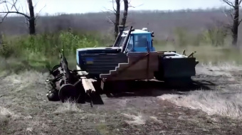 Трактор-деминер работает в Запорожской области. Фото: кадр из видео