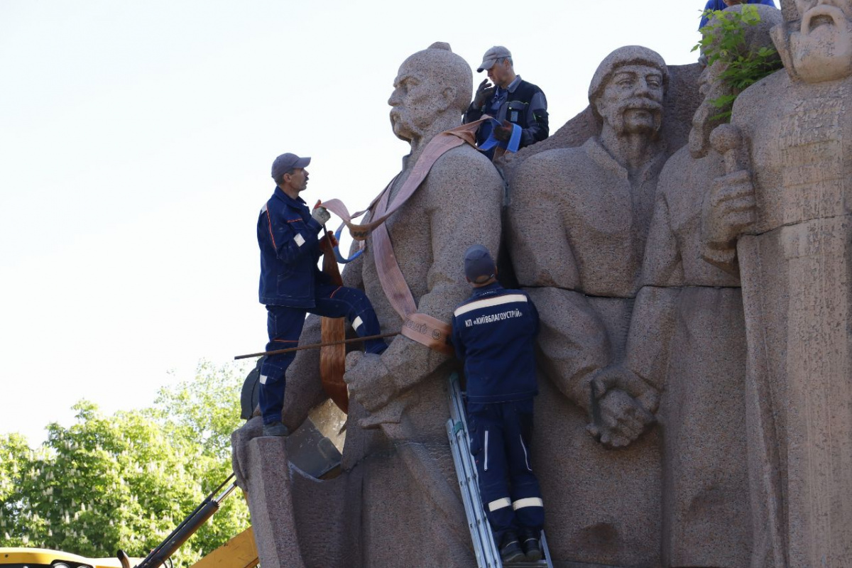 В Киеве приступили к демонтажу скульптурной композиции под бывшей «Аркой дружбы народов». Фото: КГГА