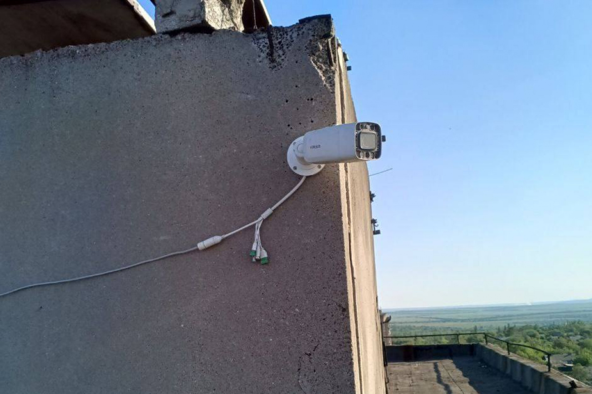 В Горловке БПЛА атаковал систему наблюдения, которую российские военные установили на жилом доме   