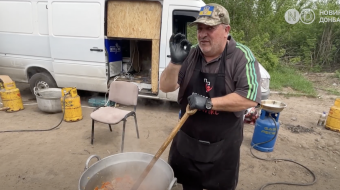 Румуни спільно з українцями готують безкоштовні обіди для ЗСУ в Донецькій області ►
