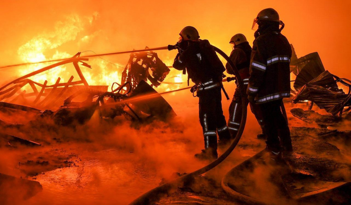 Нічний удар по Харкову: виникла масштабна пожежа, є постраждалі 