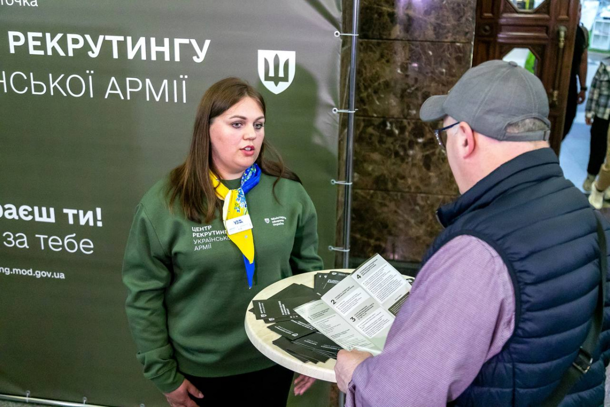 Центр інформаційного армійського рекрутингу запрацював на залізничному вокзалі у Києві. Фото: Укрзалізниця