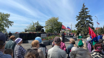 В окупованому Маріуполі 9 травня відзначили з російськими та радянськими прапорами. Фото: Маріупольська міськрада