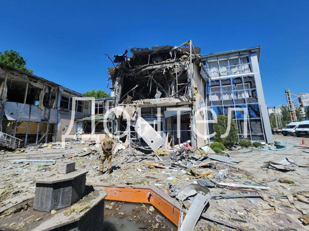 Последствия обстрела ресторана Paradise в Донецке. Фото: соцсети