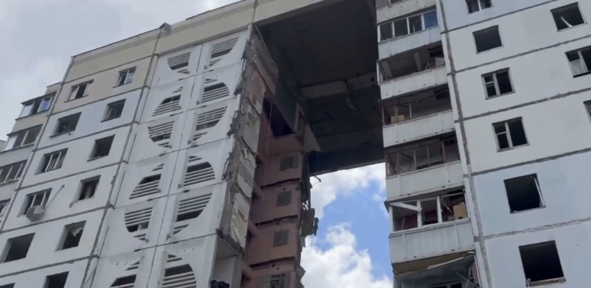 У Бєлгороді зруйновано під'їзд житлового будинку: влада заявляє про обстріл  