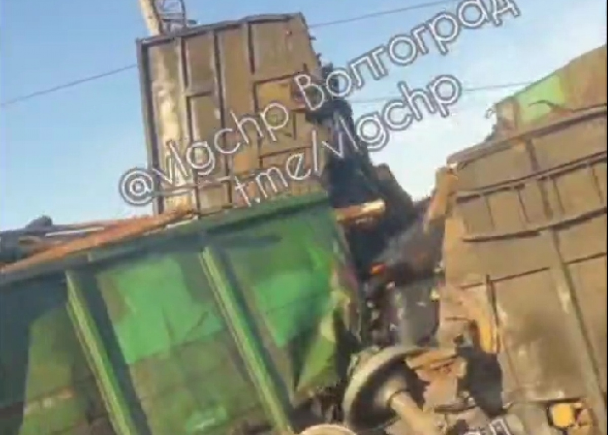 В Волгоградской области сошел с рельсов грузовой поезд. Фото: кадр из видео