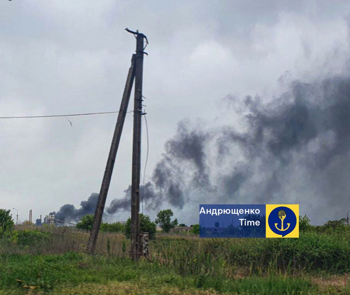 Частина Маріуполя залишилася без світла через пожежу на «Азовсталі». Фото: Андрющенко Time/Telegram 