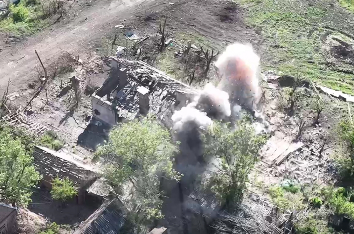 Дрон-камикадзе с фугасным зарядом ударил по группе россиян. Фото: кадр из видео