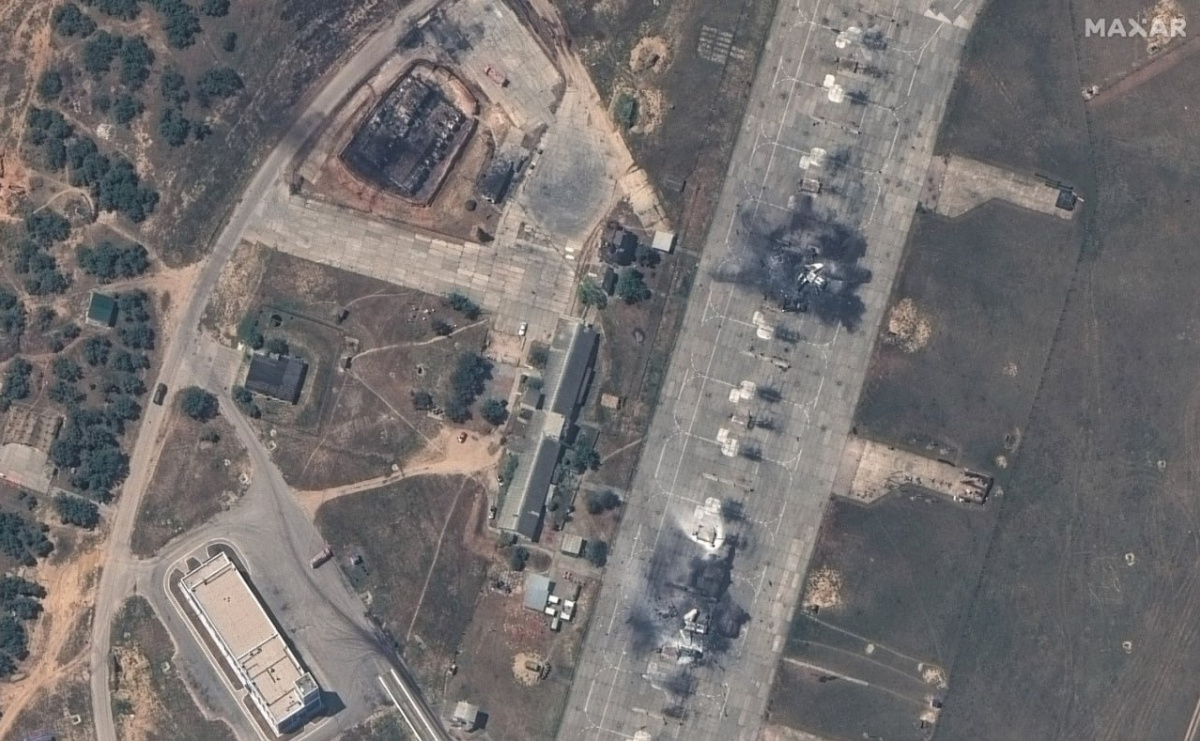 Наслідки ракетної атаки на аеродром «Бельбек»  в окупованому Севастополі. Фото: Крістіан Тріберт