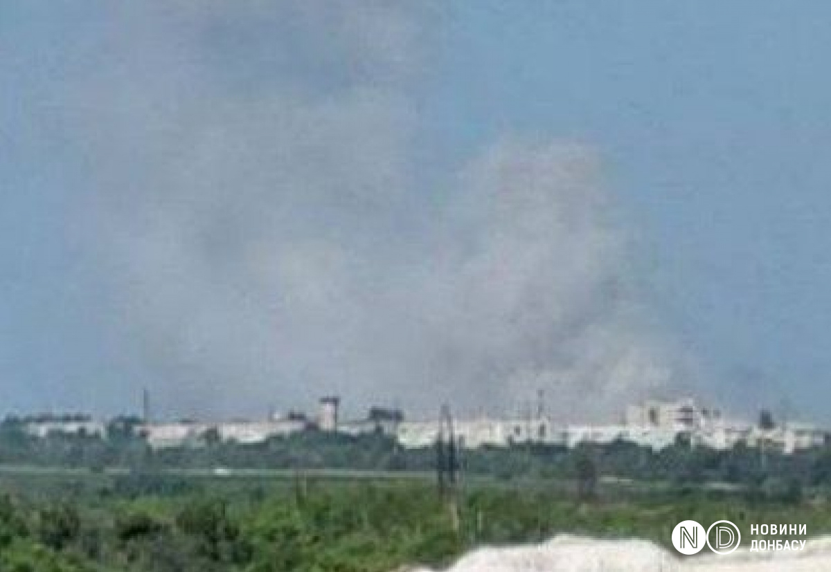 Дым на месте «прилета» в оккупированном Луганске. Фото: Местные жители