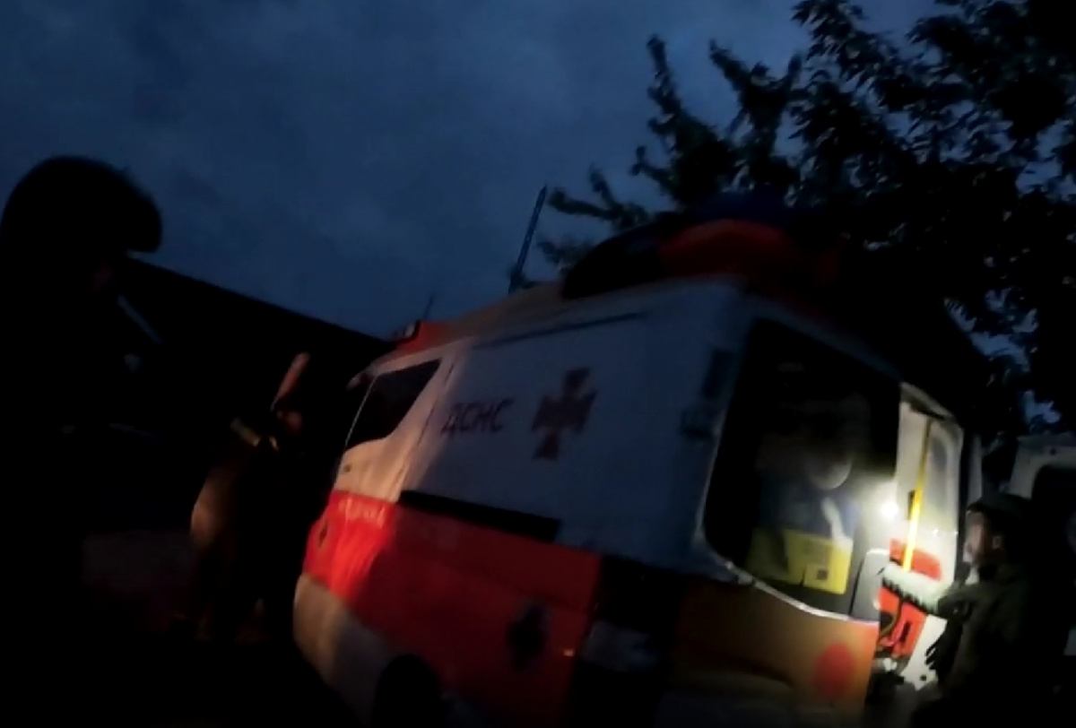 Парамедики спасли жителя Новожеланного после обстрела РФ. Фото: кадр из видео