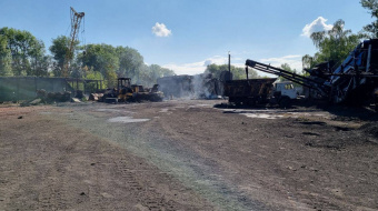 Внаслідок вчорашньої атаки на склад ПММ у Довжанську (Свердловську) постраждали 8 осіб. Фото: Леонід Пасічник 