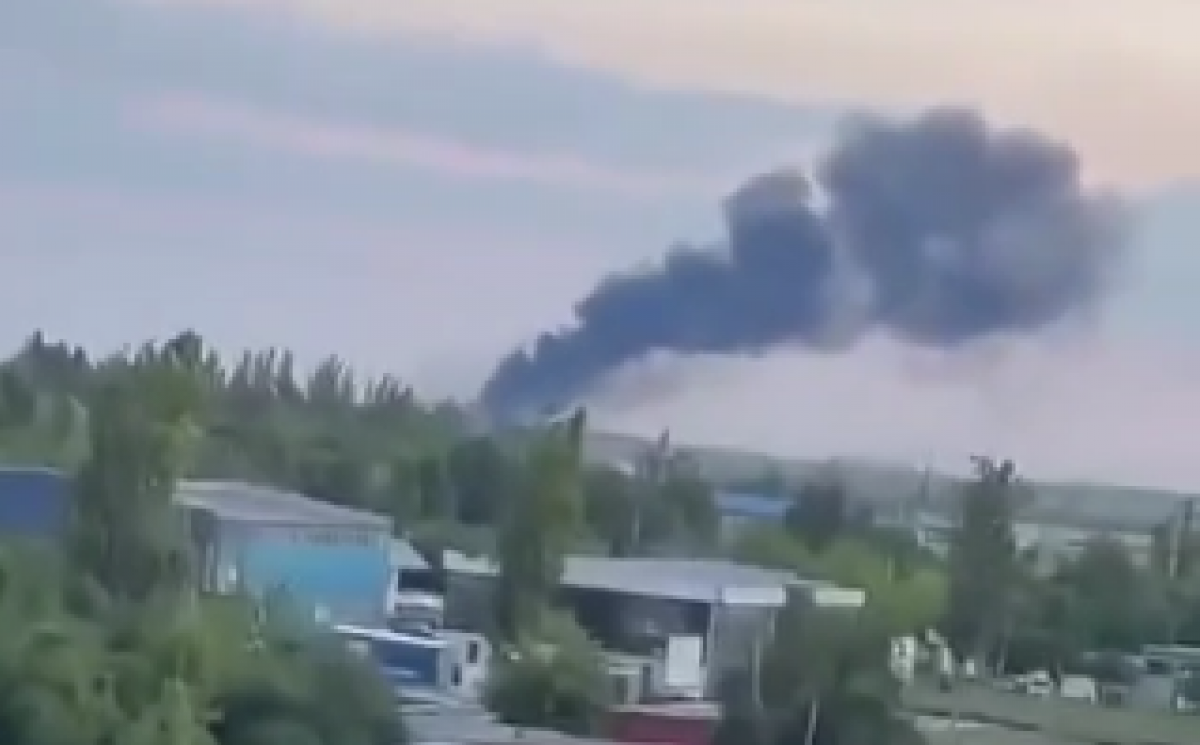 ЗСУ вдарили по базі військових РФ в окупованому Довжанську. Фото: Кадр із відео