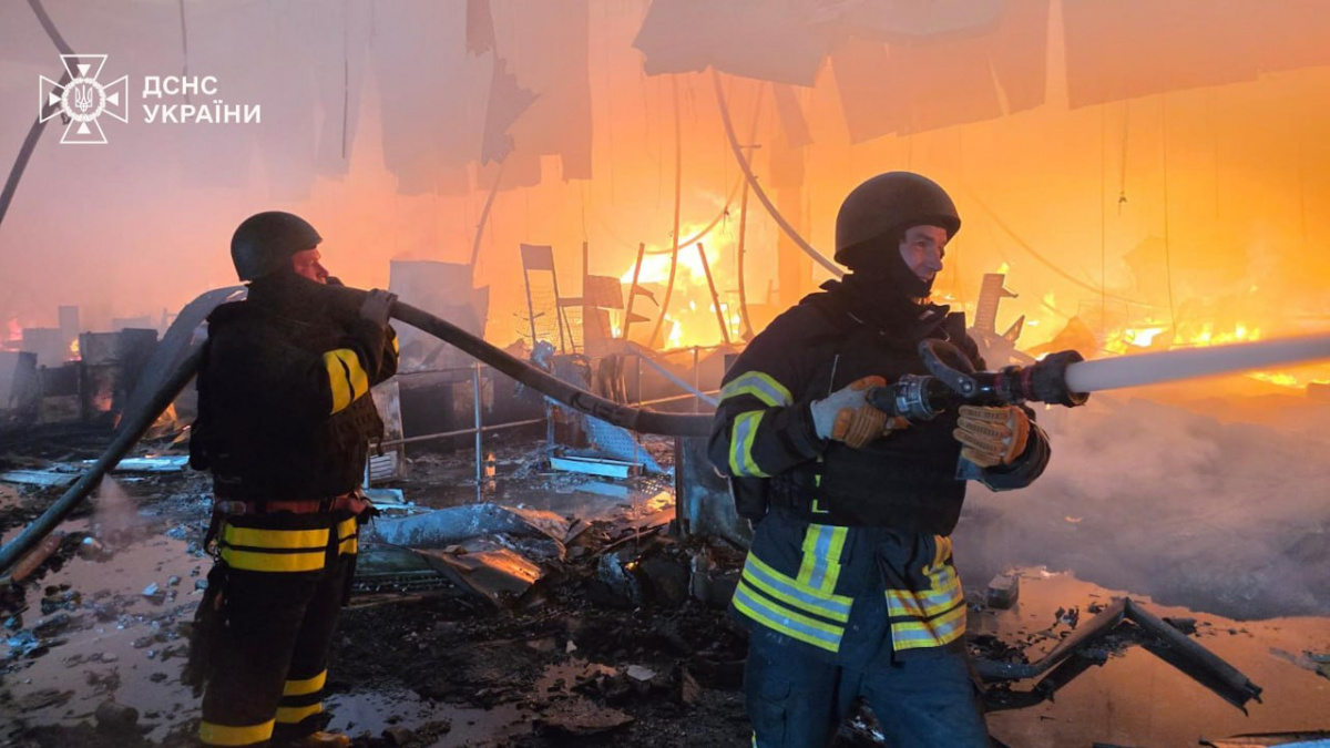 Россия ударила по Харькову: горит гипермаркет, есть жертвы