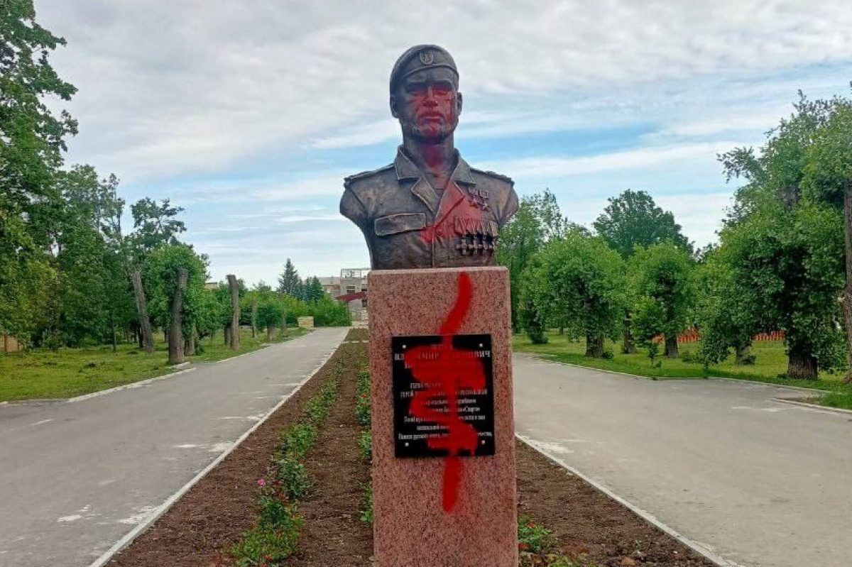 В Макеевке облили краской памятник погибшему боевику «ДНР»
