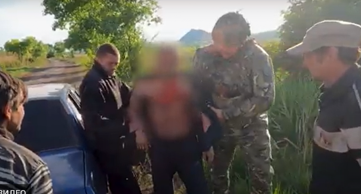 Порятунок тяжко пораненого чоловіка в Красногорівці. Фото: кадр із відео