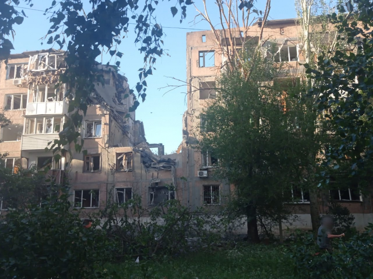 Наслідки російської атаки на центр Торецька. Фото: Донецька обласна прокуратура
