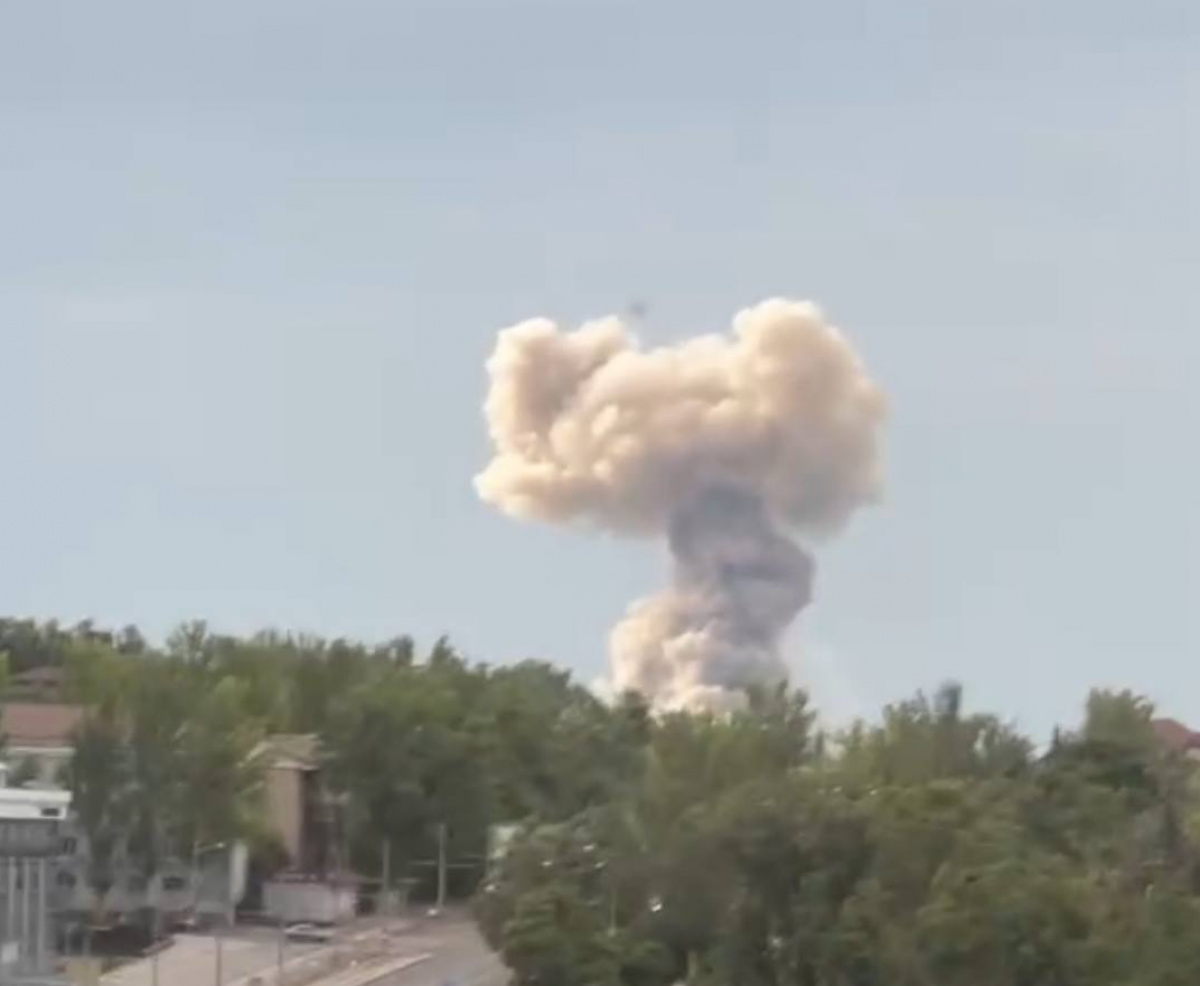Вибух в окупованому Донецьку: вдарили по будівлі з російськими військовими