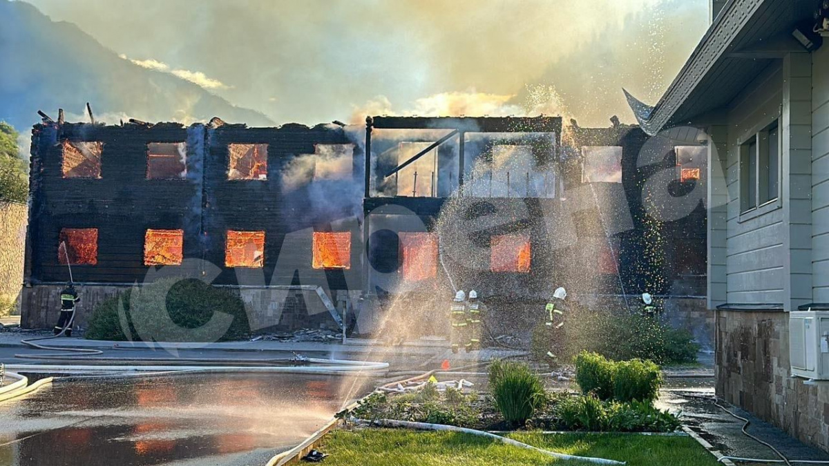 На Алтаї спалахнула резиденція Путіна 
