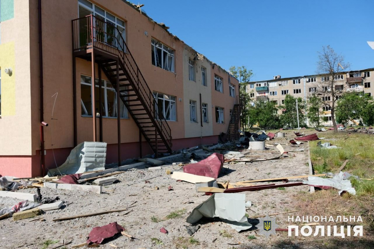 На Донетчине российские войска повредили детский сад, ранены 5 человек