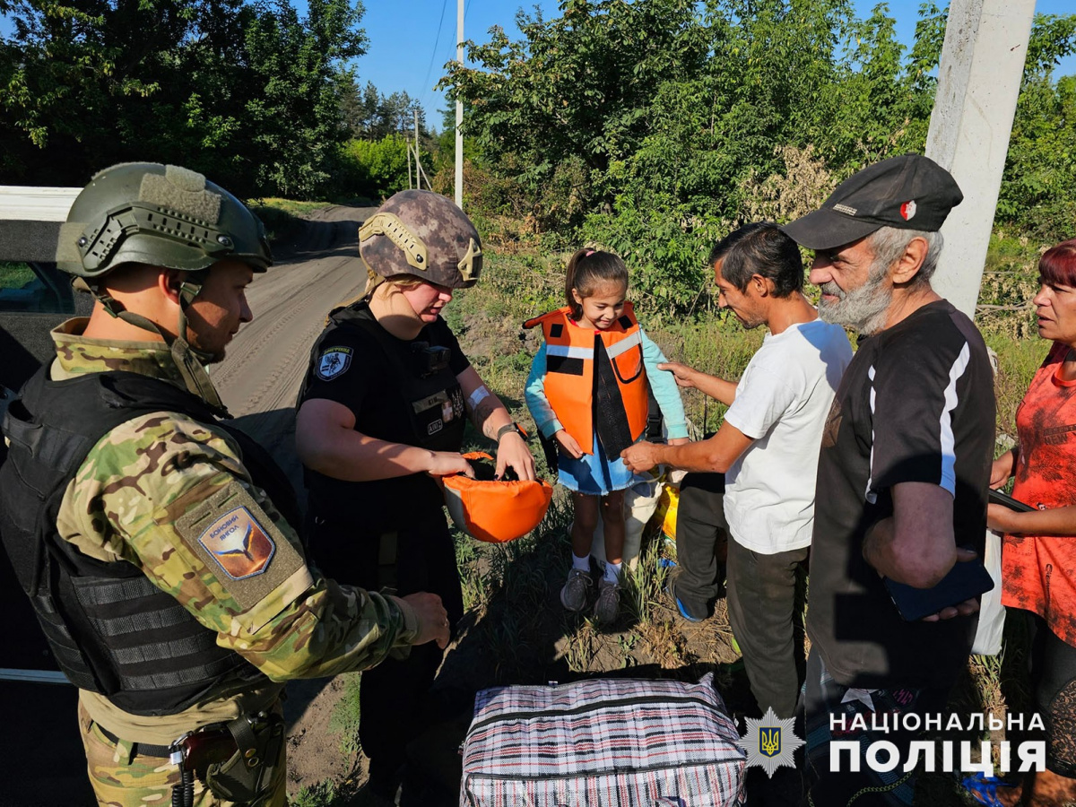 Порятунок сім'ї з дитиною із селища Дробишеве. Фото: Національна поліція у Донецькій області