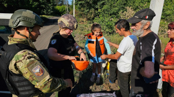 Спасение семьи с ребенком из поселка Дробышево. Фото: Национальная полиция в Донецкой области