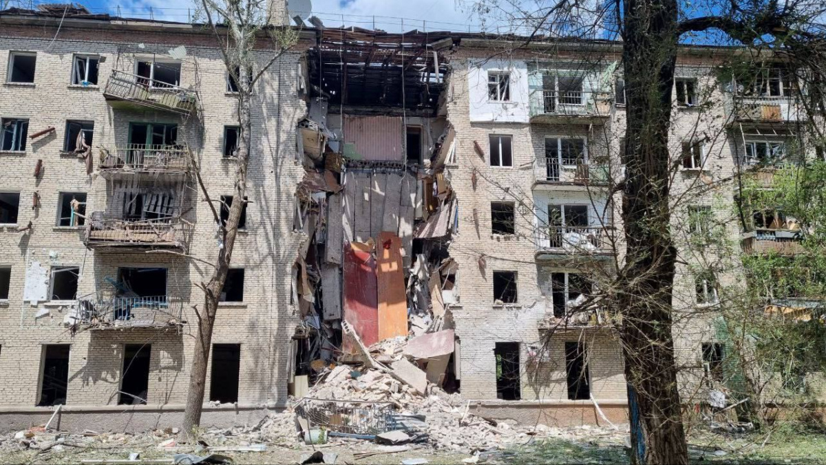 Зруйнований під'їзд в окупованому Луганську 7 червня. Фото: соцмережі