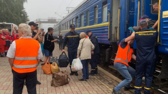 Нещодавно правоохоронці вивезли п'ятьох людей із прифронтового села Сокіл. Фото: Tenth of April