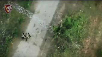 Українські десантники показали, як дронами ліквідують російських військових. Фото: кадр з відео 