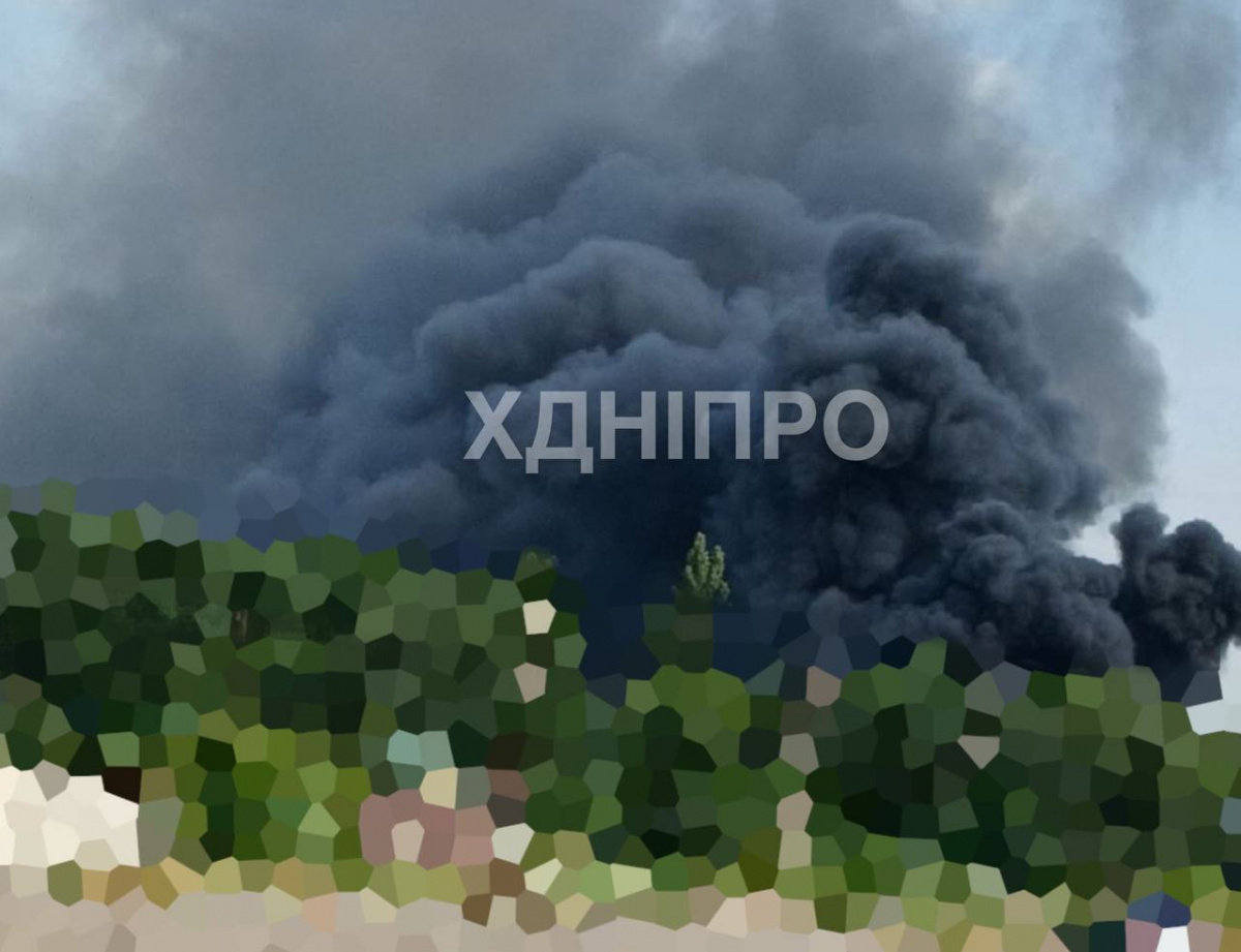 Очевидці повідомляють про сильну пожежу після вибухів у Новомосковську на Дніпропетровщині. Фото: ХДніпро/Телеграм