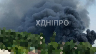 Очевидцы сообщают о сильном пожаре после взрывов в Новомосковске Днепропетровской области. Фото: ХДніпро/Тelegram