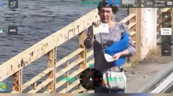 Женщина вышла из оккупации на Антоновский мост. Фото: скрин с видео 