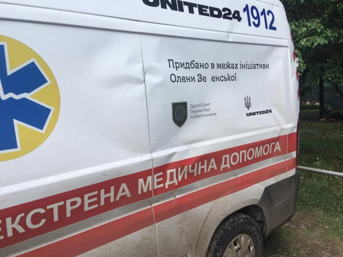 Бригада швидкої допомоги потрапила під обстріл у Харківській області. Фото: МОЗ України
