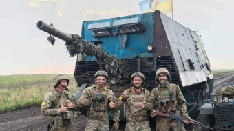 Бійці ЗСУ на тлі першого трофейного «танка-сараю» РФ. Фото: ОСУВ «Хортиця» 