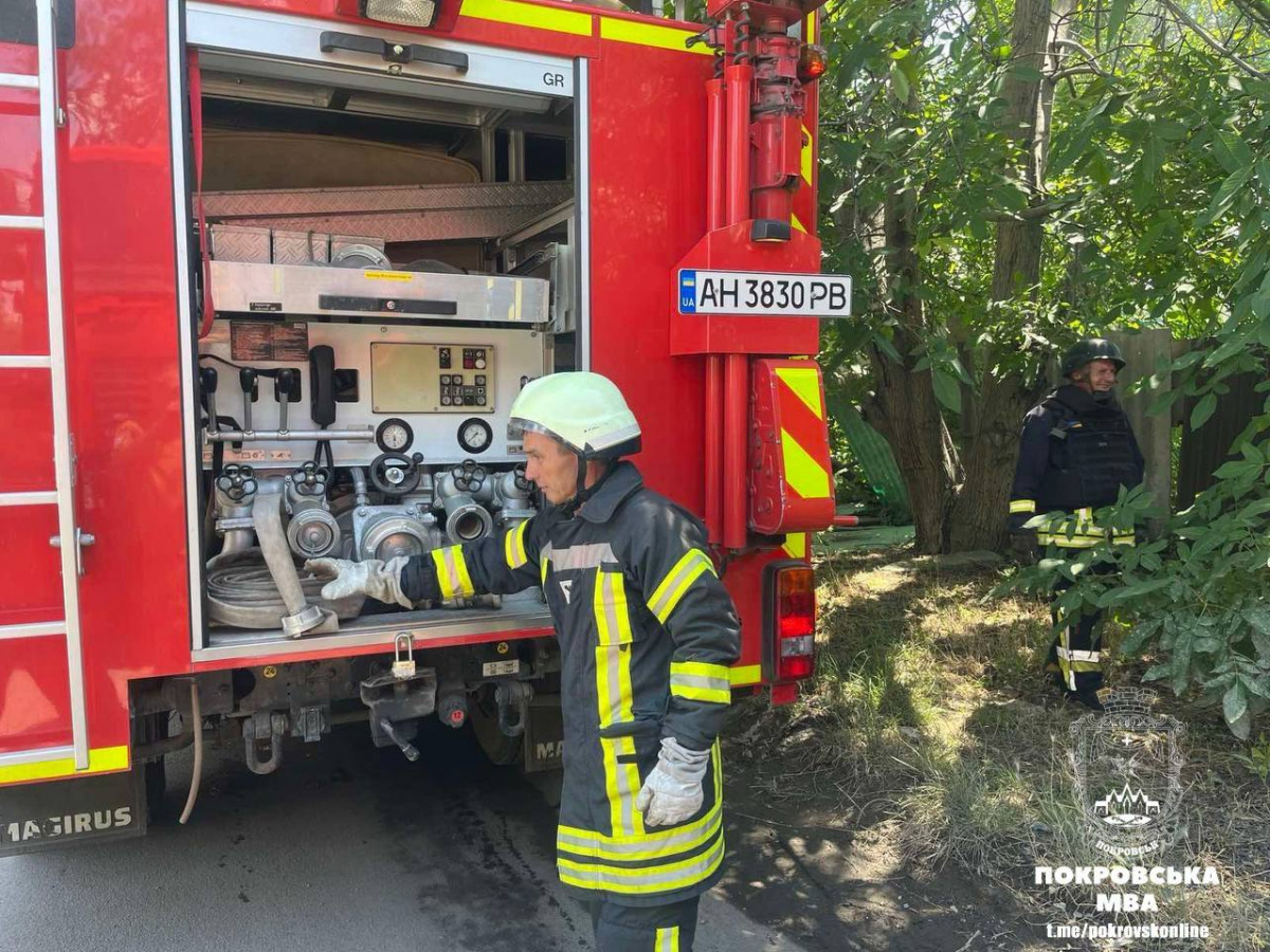 Добровольці пожежно-рятувальної служби у Покровську допомагають співробітникам ДСНС у ліквідації пожежі. Фото: Покровська МВА